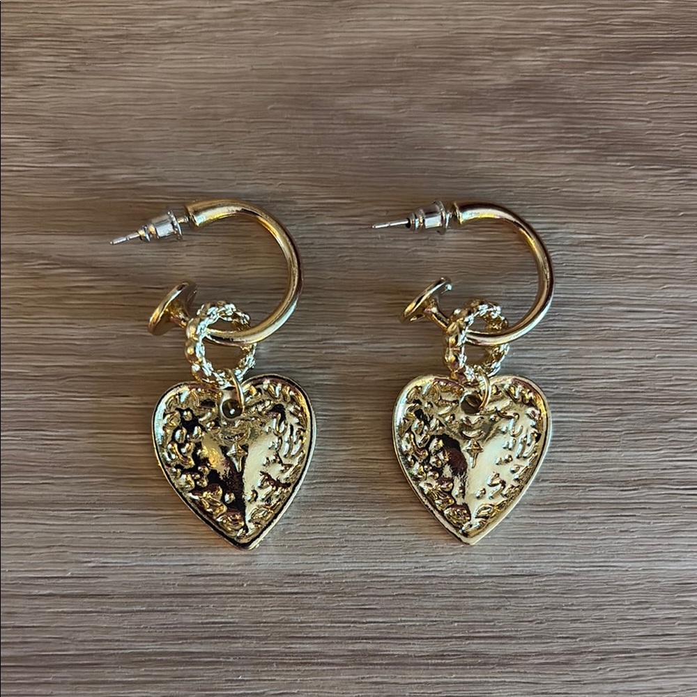Retro Inspired Gold Tone Heart Pendant Earring - Picture 3 of 3